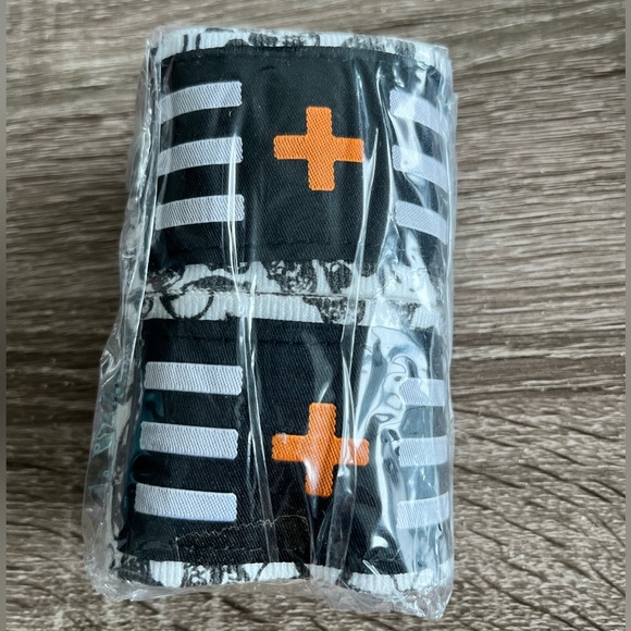 Skull design Hand Wraps - NWT - Picture 3 of 4